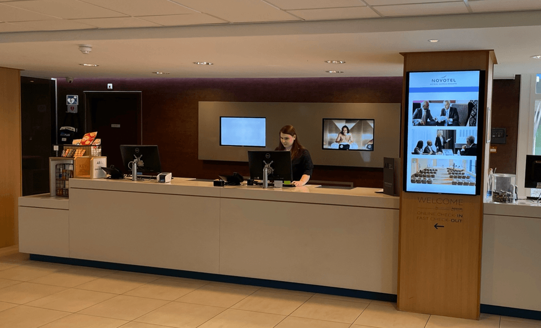 Informatiemonitoren in een hotel lobby