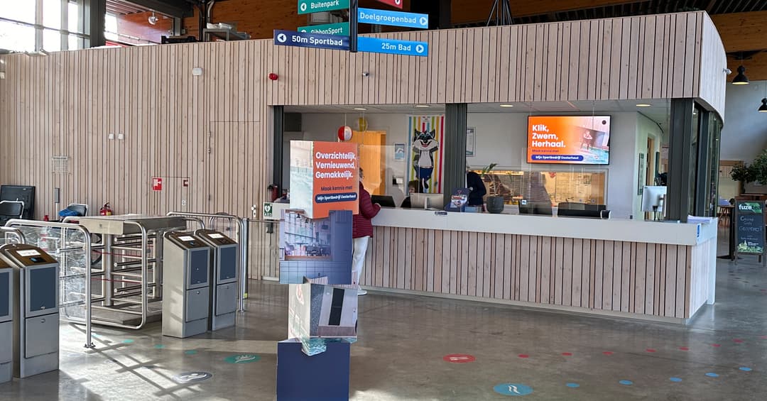 Digitale informatieborden in een zwembad